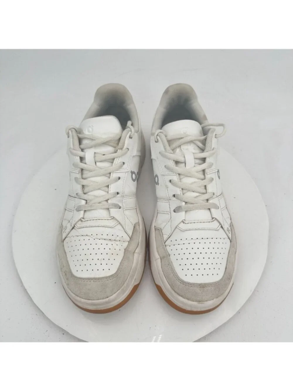 On The Roger Clubhouse Swiss Engineering Women Sz 9 3WF10430924 White Ivory Shoe